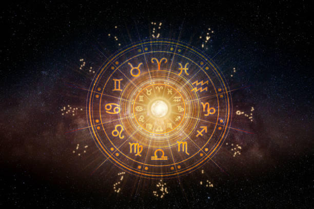 Rueda zodiacal dorada sobre un cielo estrellado